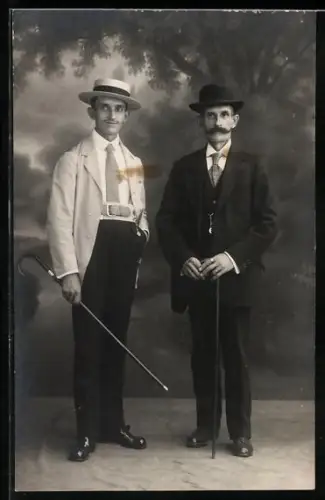 Foto-AK Zwei elegante Herren in einer Studiokulisse