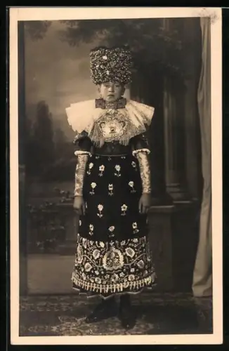 Foto-AK Frau in Tracht in einer Studiokulisse