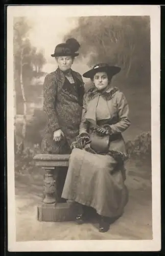 Foto-AK Zwei elegante Damen in einer Studiokulisse
