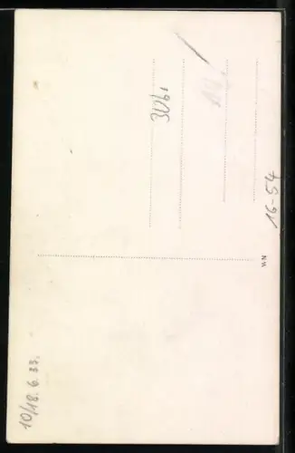 Foto-AK Herr mit zwei Frauen in Tracht, Im Hintergrund Denkmal, Studiokulisse