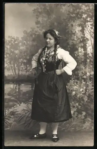 Foto-AK Frau in Tracht in einer Studiokulisse