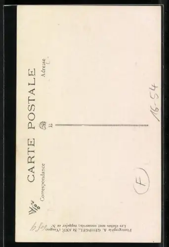 Foto-AK Eleganter Herr raucht in einer Studiokulisse