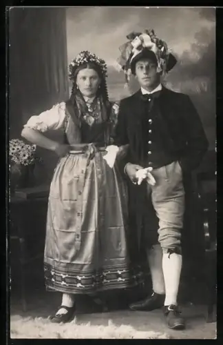 Foto-AK Paar in Tracht in einer Studiokulisse