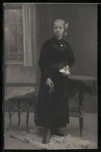 Foto-AK Junge Frau mit Buch in einer Studiokulisse