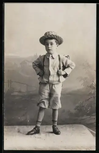 Foto-AK Kleiner Junge mit Schulranzen in einer Studiokulisse