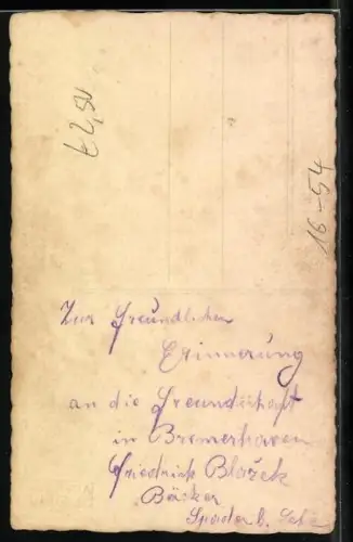 Foto-AK Eleganter Herr raucht in einer Studiokulisse