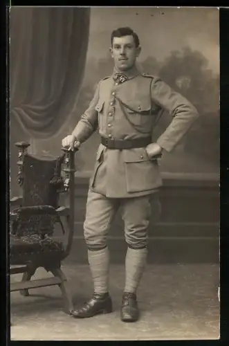 Foto-AK Soldat in Uniform Reg. No. 44 in einer Studiokulisse