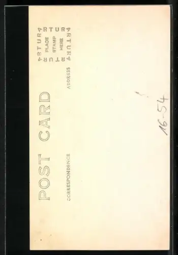 Foto-AK Junger Mann am Tisch in einer Studiokulisse