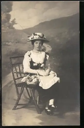 Foto-AK Junge Frau in Tracht in einer Studiokulisse