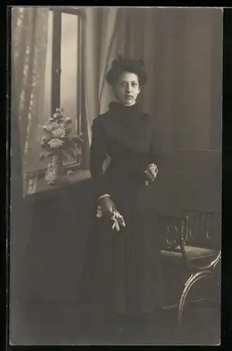 Foto-AK Frau im Kleid mit Buch in einer Studiokulisse