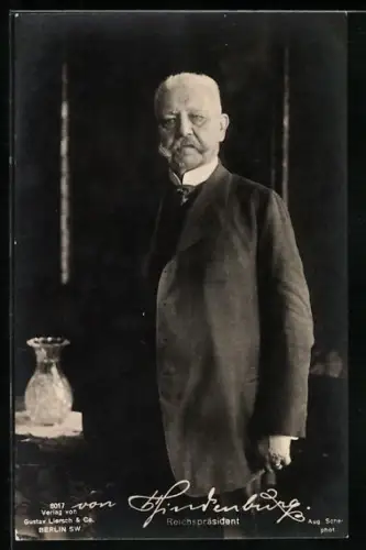AK Paul von Hindenburg, der Reichspräsident stehend in seiner Stube