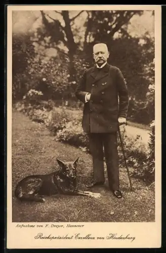 AK Reichspräsident Exzellenz von Hindenburg mit seinem Hund