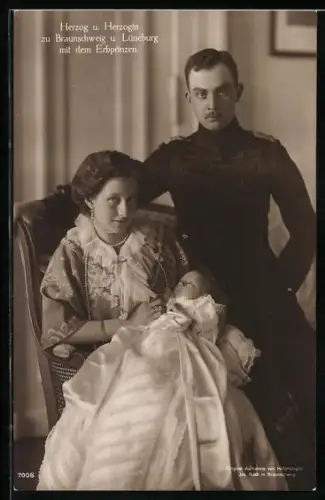 AK Herzog Ernst August von Braunschweig in Husarenuniform mit Gemahlin Viktoria Luise und Erbprinz