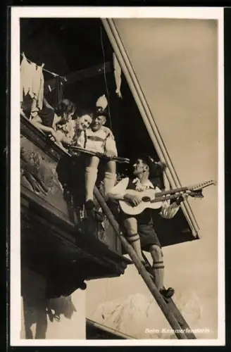 AK Männer mit Gitarre beim Kammerfensterln, Erotik