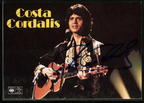 AK Musiker Costa Cordalis mit Gitarre am Mikrophon, Autograph
