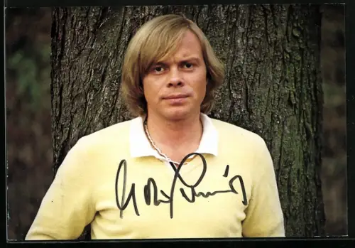 AK Musiker Volker Lechtenbrink vor einem Baum portraitiert, Autograph