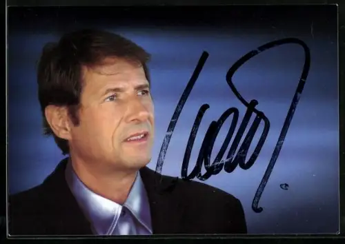AK Musiker Udo Jürgens im schwarzen Anzug, Autograph