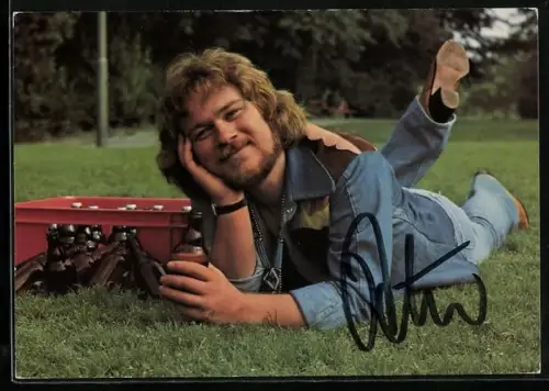 AK Musiker Peter Petrel mit einem Bierkasten auf einer Wiese, Autograph