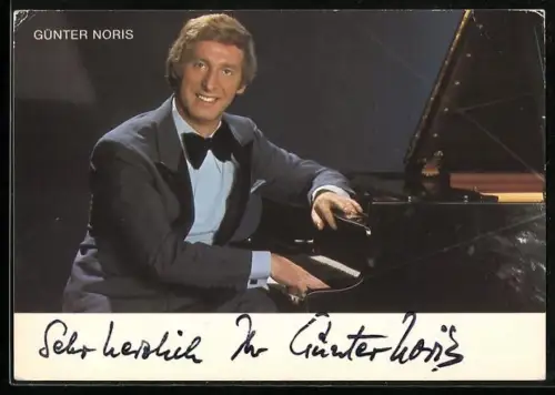 AK Musiker Günter Noris am Piano schaut in die Kamera, Autograph