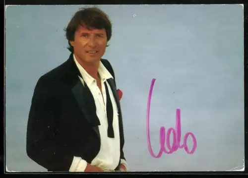 AK Musiker Udo Jürgens in legerer Haltung portraitiert, Autograph