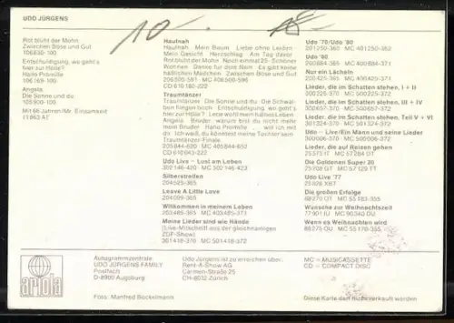 AK Musiker Udo Jürgens in legerer Haltung portraitiert, Autograph