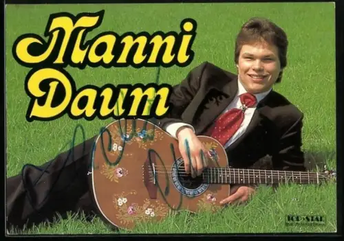 AK Musiker Manni Daum auf einer Wiese mit Gitarre, Autograph