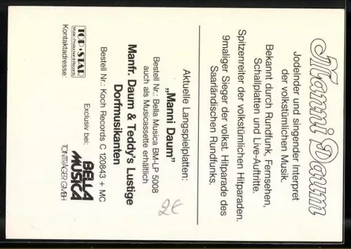 AK Musiker Manni Daum auf einer Wiese mit Gitarre, Autograph