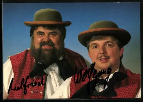 AK Die Wildecker Herzbuben, Musikerduo in Tracht, Autographen