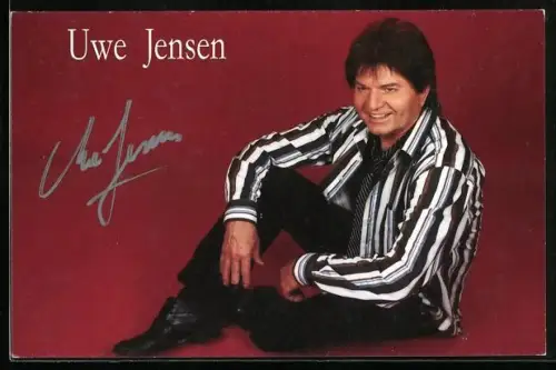 AK Musiker Uwe Jensen im gestreiften Hemd portraitiert, Autograph