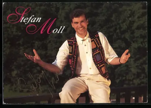 AK Musiker Stefan Moll lächelt den Betrachter an, Autograph