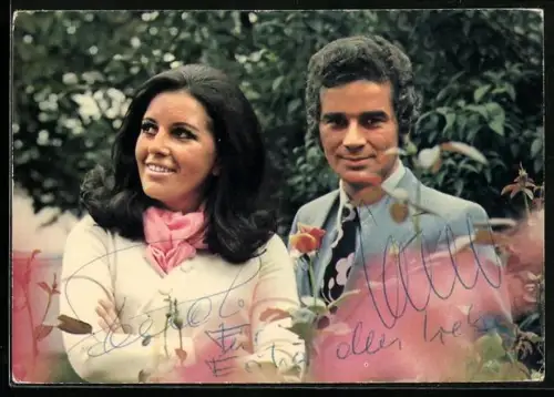 AK Musiker Renate und Werner Leismann stehen im Garten, Autograph