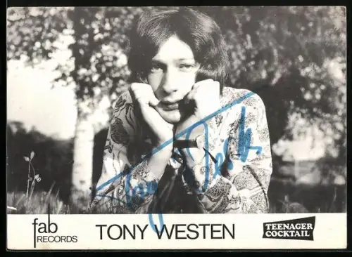 AK Musiker Tony Westen auf einer Wiese fotografiert, Autograph