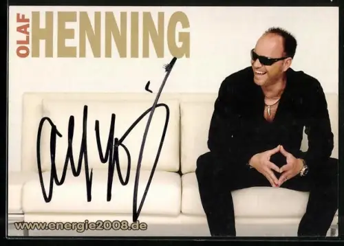 AK Musiker Olaf Henning in schwarzer Kleidung mit Sonnenbrille, Autograph