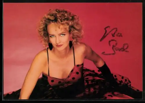 AK Sängerin Kristina Bach im roten Kleid, Autograph