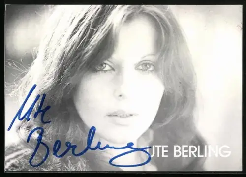 AK Musikerin Ute Berling mit nachdenklichem Blick, Autograph