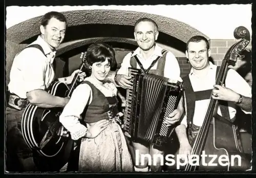 AK Musikergruppe Innspatzen mit Instrumenten im Portrait, Autographen rückseitig