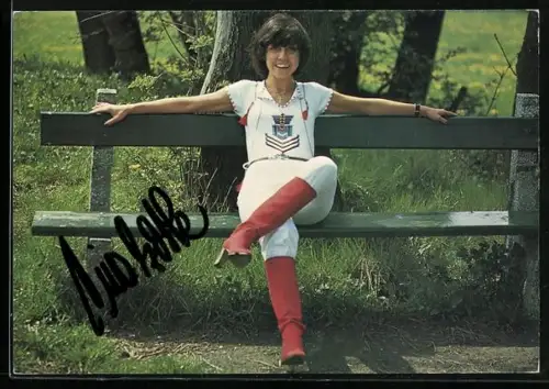 AK Musikerin Tina York auf einer Parkbank sitzend, Autograph