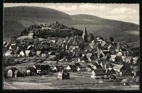 AK Eversberg /Sauerland, Gesamtansicht des mit Kirche und Burgruine