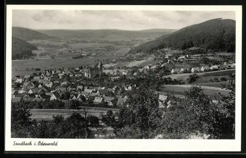 AK Sandbach i. Odenwald, Ortsansicht mit Kirche und umliegender Landschaft