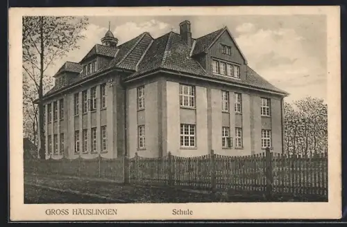 AK Gross-Häuslingen, Schule mit Strassenpartie
