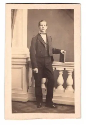 Fotografie Straube & Friese, Berlin, Portrait junger Mann Adolf Bernoully im Frack mit Fliege, 1861