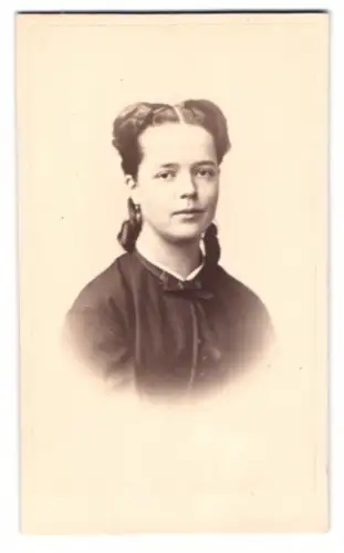Fotografie Albert Schwendy, Berlin, Portrait junge Frau Clara Schwendy mit Kornekzieherlocken