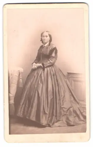 Fotografie Photog. Institut, Berlin, Portrait Frau Direktor Krüger im Biedermeierkleid mit Korkenzieherlocken