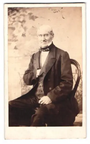 Fotografie Julius Becker, Magdeburg, älterer Herr im Anzug mit Weste und Fliege