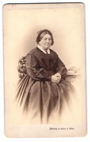 Fotografie Lutze & Witte, Berlin, Portrait Frau Marie Elisabeth Grünberg im dunklen Kleid