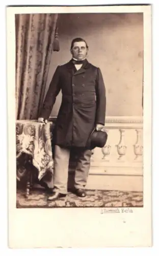 Fotografie A. Herrmuth, Berlin, stattlicher Herr im Anzug mit Melone und Fliege