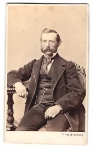 Fotografie Th. Joop & Co., Bromberg, Mann im Anzug mit Backenbart