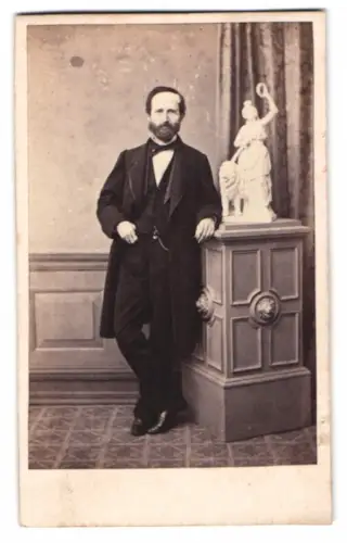 Fotografie E. Schulz, Breslau, Herr im Anzug mit Fliege und Vollbart