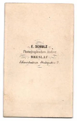 Fotografie E. Schulz, Breslau, Herr im Anzug mit Fliege und Vollbart