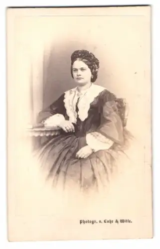 Fotografie Lutze & Witte, Berlin, junge Frau im Kleid mit Spitze